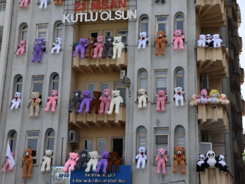 Batman'daki AFAD Binası 23 Nisan'da Oyuncak Ayılarla Donatıldı Batman'daki AFAD Binası 23 Nisan'da Oyuncak Ayılarla Donatıldı